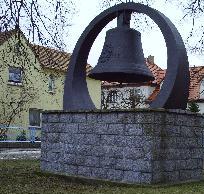 Die Glocke vor unserem Haus erinnert an die traditionelle Eisenherstellung in Krauschwitz
